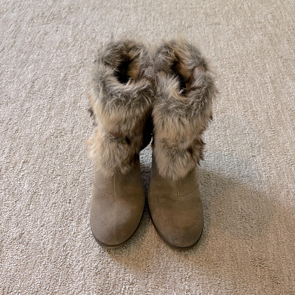 Women’s Aldo faux fur heeled boots size 6.5 brown